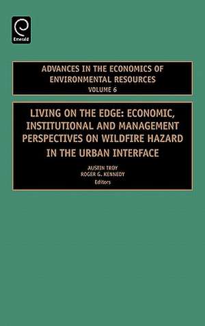 Living on the Edge – Economic, Institutional and Management Perspectives on Wildfire Hazard in the Urban Interface de Austin Troy