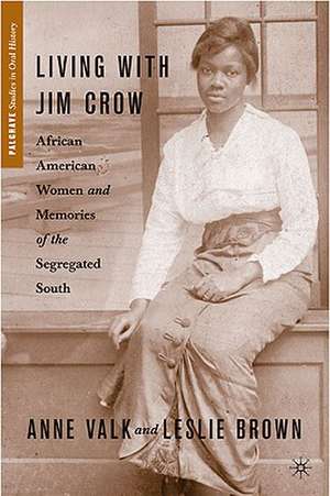 Living with Jim Crow: African American Women and Memories of the Segregated South de L. Brown