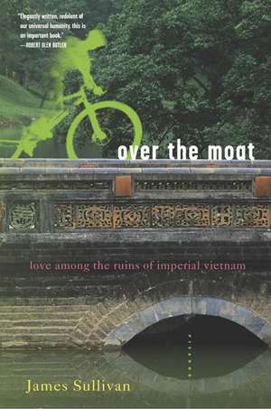 Over the Moat: Love Among the Ruins of Imperial Vietnam de James Sullivan