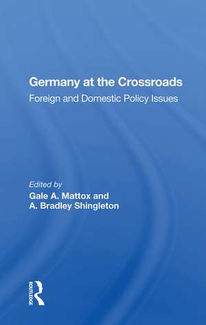 Germany At The Crossroads: Foreign And Domestic Policy Issues de Gale A. Mattox