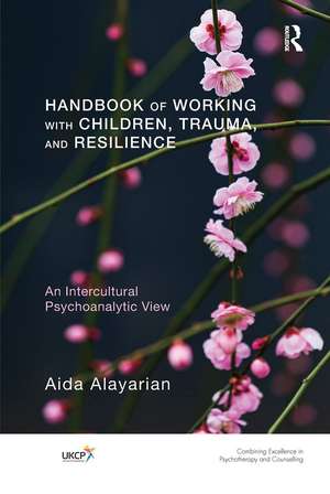 Handbook of Working with Children, Trauma, and Resilience: An Intercultural Psychoanalytic View de Aida Alayarian