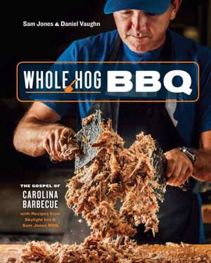 Whole Hog BBQ: The Gospel of Carolina Barbecue with Recipes from Skylight Inn and Sam Jones BBQ [A Cookbook] de Sam Jones