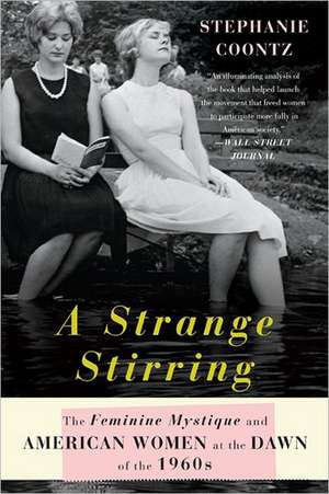 A Strange Stirring: The Feminine Mystique and American Women at the Dawn of the 1960s de Stephanie Coontz