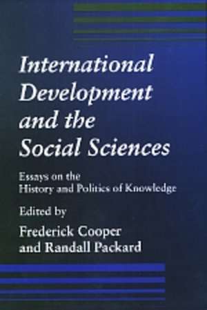 International Development & the Social Sciences Essays on the History & Politics of Knowledge (Paper) de Frederick Cooper