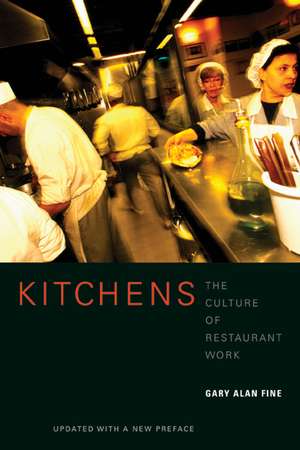 Kitchens – The Culture of Restaurant Work Updated with a New Preface de Gary Alan Fine