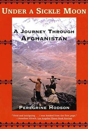 Under a Sickle Moon: A Journey Through Afghanistan de Peregrine Hodson