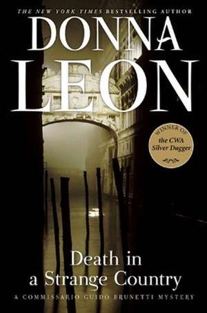 Death in a Strange Country: A Commissario Guido Brunetti Mystery de Donna Leon