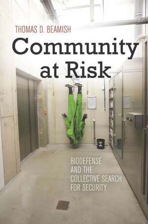 Community at Risk: Biodefense and the Collective Search for Security de Thomas Beamish