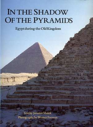 In the Shadow of the Pyramids: Egypt During the Old Kingdom de Jaromir Malek