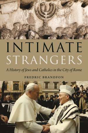 Intimate Strangers: A History of Jews and Catholics in the City of Rome de Fredric Brandfon