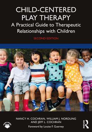 Child-Centered Play Therapy: A Practical Guide to Therapeutic Relationships with Children de Nancy H. Cochran