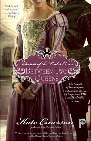 Between Two Queens de Kate Emerson