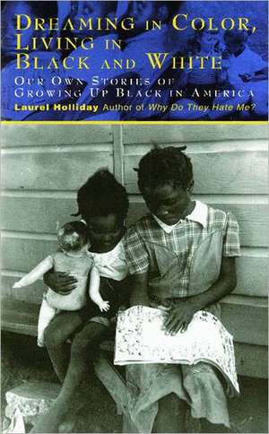 Dreaming In Color Living In Black And White: Our Own Stories of Growing Up Black in America de Laurel Holliday