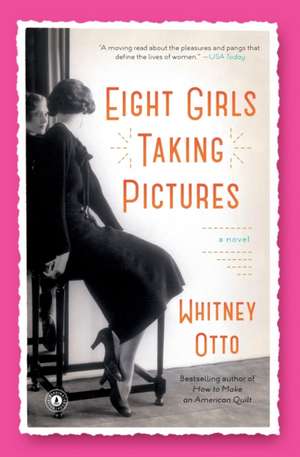 Eight Girls Taking Pictures de Whitney Otto