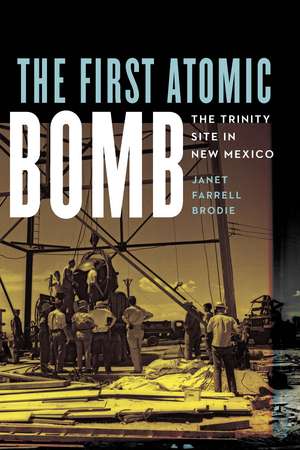 The First Atomic Bomb: The Trinity Site in New Mexico de Janet Farrell Brodie