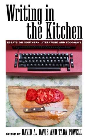 Writing in the Kitchen: Essays on Southern Literature and Foodways de Jessica B. Harris