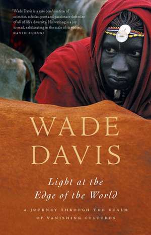 Light at the Edge of the World: A Journey Through the Realm of Vanishing Cultures de Wade Davis