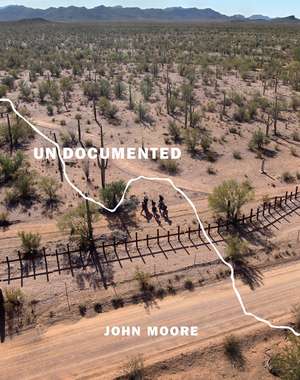 Undocumented: Immigration and the Militarization of the U.S.-Mexico Border de John Moore