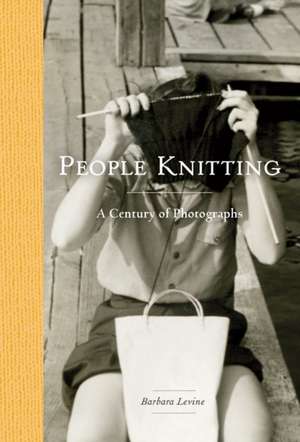 People Knitting: A Century of Photographs de Barbara Levine