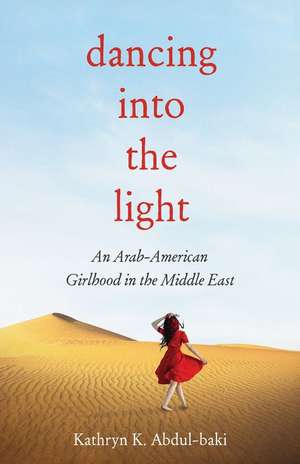 Dancing into the Light: An Arab American Girlhood in the Middle East de Kathryn K. Abdul-Baki