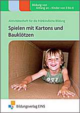 Spielen mit Kartons und Bauklötzen